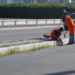 Emsurb executa serviço de capinação na avenida Beira Mar - Serviço consiste em retirar grama entre os peralelepípedos