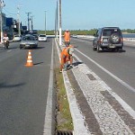 Emsurb executa serviço de capinação na avenida Beira Mar - Serviço consiste em retirar grama entre os peralelepípedos