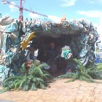 Decoração natalina inovadora embeleza a praça Luciano Barreto Júnior - Materiais descartáveis ornamentam a praça