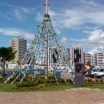Decoração natalina inovadora embeleza a praça Luciano Barreto Júnior - Materiais descartáveis ornamentam a praça