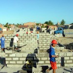 Mais 250 casas estão sendo construidas pela prefeitura na Coroa do Meio - Fotos: Abmael Eduardo