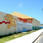 Pinturas que retratam a vida dos pescadores dão um colorido especial à orlinha - Fotos: Wellington Barreto