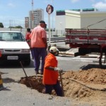Emurb atende solicitações de serviços de desobstrução de drenagem - Equipe de desobstrução de drenagem