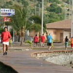 Caminhadas matinais já fazem parte da rotina da orla do bairro Industrial  - Fotos: Márcio Dantas