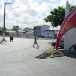 Calçadão com bancos e iluminação integram a urbanização da avenida Gasoduto  - Fotos: Márcio Garcêz