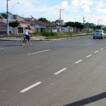 Calçadão com bancos e iluminação integram a urbanização da avenida Gasoduto  - Fotos: Márcio Garcêz