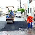 Emurb realiza operação tapaburaco na rua Simão Dias - Fotos: Abmael Eduardo