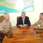Prefeito em exercício recebe visita do novo comandante do 28º BC - O novo comandante (à esquerda) foi recebido por Edvaldo Nogueira