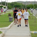 Calçadão da avenida Gasoduto é local de lazer e socialização no Orlando Dantas - Fotos: Márcio Garcez