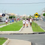 Calçadão da avenida Gasoduto é local de lazer e socialização no Orlando Dantas - Fotos: Márcio Garcez