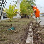 Prefeitura executa serviços de limpeza na avenida Melício Machado - Abandono deixava má impressão aos turistas