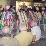 Apresentações de grupos folclóricos mudam a rotina do centro comercial - Fotos: Márcio Garcez