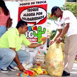 Movimento continua intenso em todos os postos de troca de alimentos por ingressos para o PréCaju - Fotos: Wellington Barreto