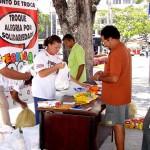 Movimento continua intenso em todos os postos de troca de alimentos por ingressos para o PréCaju - Fotos: Wellington Barreto