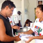 Movimento continua intenso em todos os postos de troca de alimentos por ingressos para o PréCaju - Fotos: Wellington Barreto