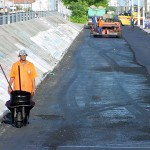 Serviço de recapeamento da Avenida Edésio Vieira de Melo prestes a ser concluído - Equipes intensificam trabalho de recapeamento