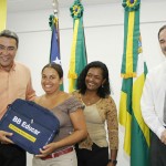 Cerca de 500 pessoas são beneficiadas com a entrega dos primeiros kits do programa Brasil Alfabetizado - Prefeito entrega kits do Brasil Alfabetizado