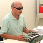 Biblioteca municipal realiza curso gratuito de leitura e escrita em Braille  - Francisco Luiz repassa ensinamentos com propriedade