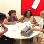Biblioteca municipal realiza curso gratuito de leitura e escrita em Braille  - Francisco Luiz repassa ensinamentos com propriedade