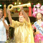 Prefeito abre Carnaju 2004 com a entrega da chave da cidade ao Rei Momo e à Rainha da festa -