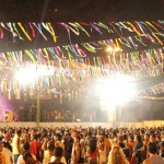 Tranqüilidade e presença de famílias inteiras marcam a primeira noite do Carnaju 2004 - Famílias prestigiaram abertura da festa