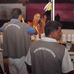 Vigilância Sanitária Municipal inspeciona alimentos durante Carnaju 2004 - Fiscais orientam comerciantes  Foto:Márcio Garcez