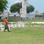 Praças de Aracaju recebem atenção especial da Administração Municipal - Serviço de manutenção passa também pela roçagem do mato
