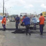 Equipes da Emurb atuam nas avenidas Ivo do Prado e Augusto Franco - Operação tapaburaco na av. Ivo do Prado