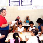 Escola Municipal desenvolve projeto para auxiliar na alfabetização dos alunos - Alunos praticando atividades do projeto