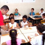 Escola Municipal desenvolve projeto para auxiliar na alfabetização dos alunos - Alunos praticando atividades do projeto