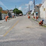 Prefeitura realiza capinação no bairro Santos Dumont  - servidores retiram o mato que cresce entre os paralelepípedos