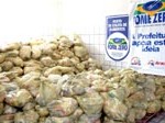 Prefeito de Simão Dias recebe alimentos doados pela PMA - Foto: Márcio Dantas