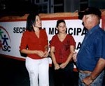 Prefeito de Simão Dias recebe alimentos doados pela PMA - Foto: Márcio Dantas