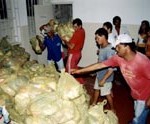 Prefeito de Simão Dias recebe alimentos doados pela PMA - Foto: Márcio Dantas