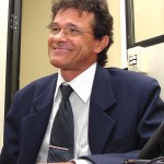 Cantor e compositor Cláudio Miguel é homenageado com medalha do Mérito Cultural Ignácio Barbosa - Cláudio Miguel