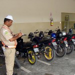 Fiscalização da prefeitura apreende motos transportando passageiros irregularmente - Fotos: Lindivaldo Ribeiro