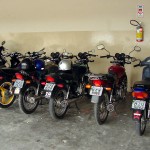 Fiscalização da prefeitura apreende motos transportando passageiros irregularmente - Fotos: Lindivaldo Ribeiro