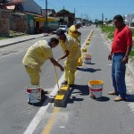 Equipes da SMTT continuam sinalizando ruas e avenidas de Aracaju - Fotos: Lindivaldo Ribeiro