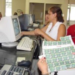 Acaba amanhã o prazo de validade das carteiras do passe escolar ano 2003  - Fotos: Lindivaldo Ribeiro