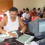 Carteiras do passe escolar ano 2003 terão validade até quartafeira - Fotos: Lindivaldo Ribeiro