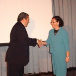 Prefeitura de Aracaju participa do Prêmio Prefeito Empreendedor do Sebrae/SE - Lúcia Falcón recebe o diploma do Sebrae