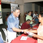 Escrituras definitivas de casas são entregues a famílias do bairro São Carlos - Fotos: Márcio Dantas