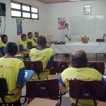 Servidores do Centro de Controle de Zoonoses são alfabetizados - Servidores em sala de aula