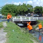 Serviço de limpeza é executado pela Prefeitura de Aracaju em diversos bairros - Mutirão contempla capinação...