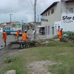 Prefeitura executa mutirão de limpeza no bairro Santos Dumont - Serviços de limpeza na zona Norte são constantes