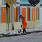 Serviço de limpeza é executado pela Prefeitura de Aracaju em diversos bairros - Mutirão contempla capinação...