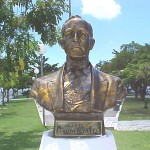 Bustos de personalidades sergipanas localizados em praças de Aracaju recebem tratamento de limpeza da Emsurb - Serviço oferece também grande durabilidade