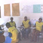 Alunos do Curso de Alfabetização da Emsurb assistem às aulas com novo fardamento - Kits do Banco do Brasil também contêm material didático