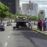 Equipes da Emurb atuam nas avenidas Ivo do Prado e Augusto Franco - Operação tapaburaco na av. Ivo do Prado
