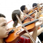 Curso de violino da Escola de Artes se destaca pelo grande número de crianças e adolescentes matriculados  - Adolescentes durante a aula
